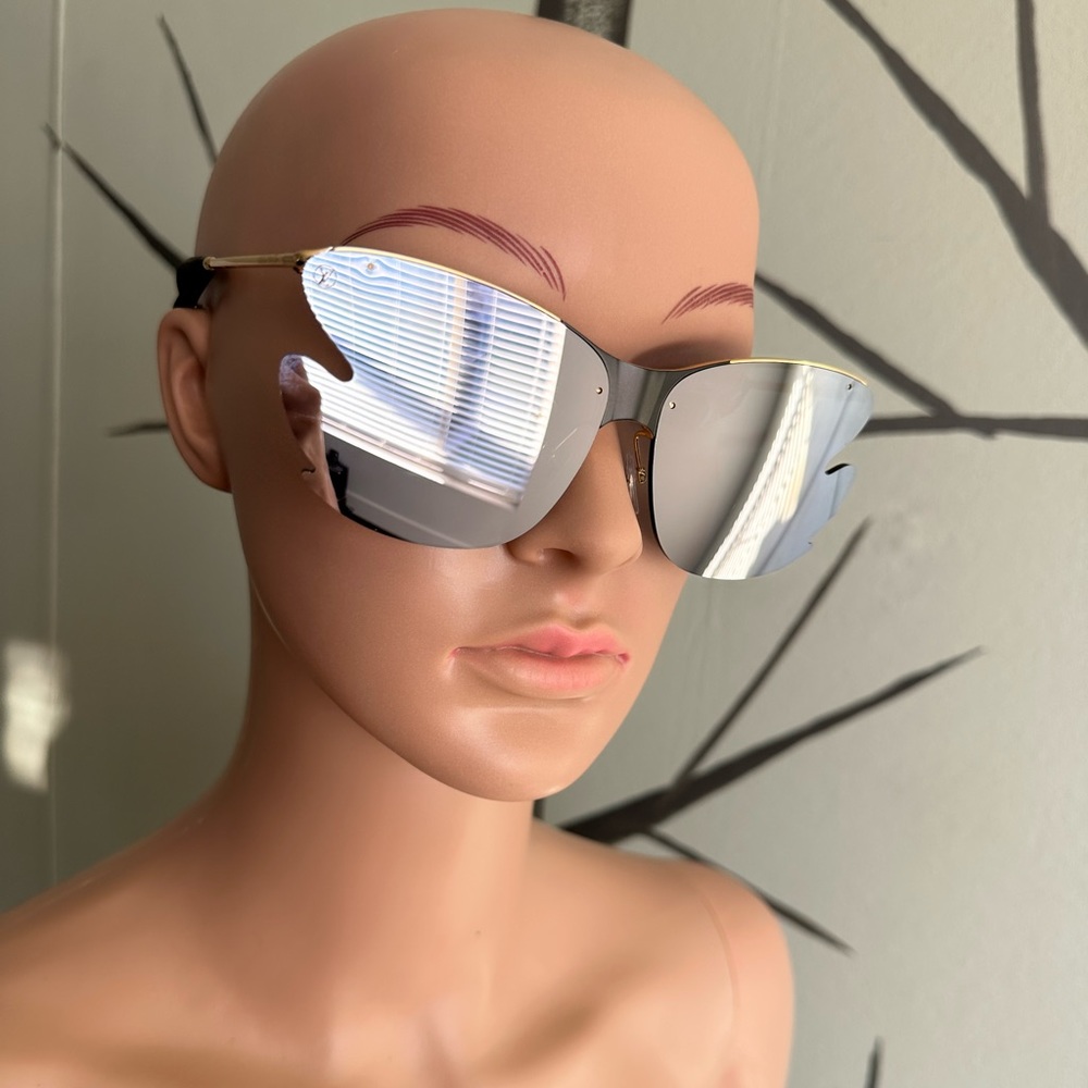 LOUIS VUITTON Bohemian Vuittony Square
Sunglasses Z1235ESilver